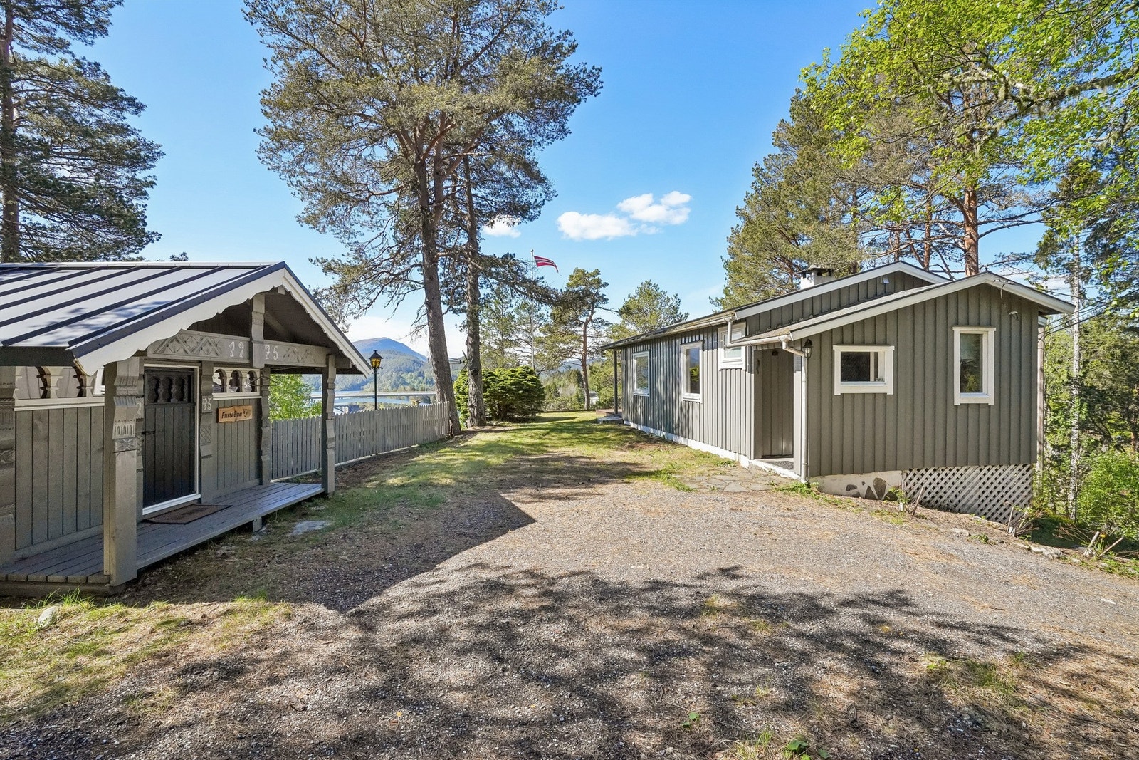 Det er god plass til parkering i innkjørsel til eiendommen. Galleribilde