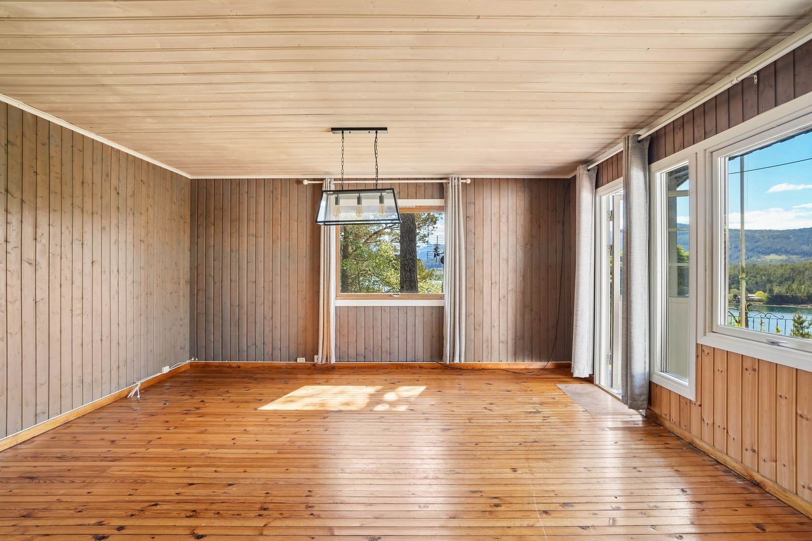 Her er det plass til møblering av sitte- og spisegruppe. Galleribilde