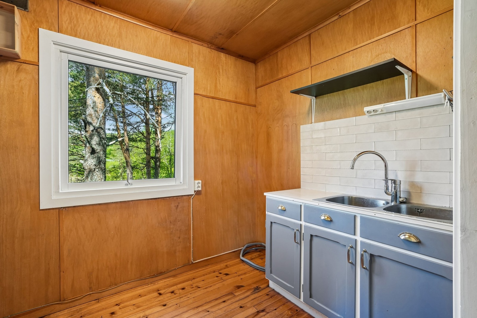 Kjøkkenet har en eldre innredning med profilerte fronter. Benkeplate av laminat Galleribilde