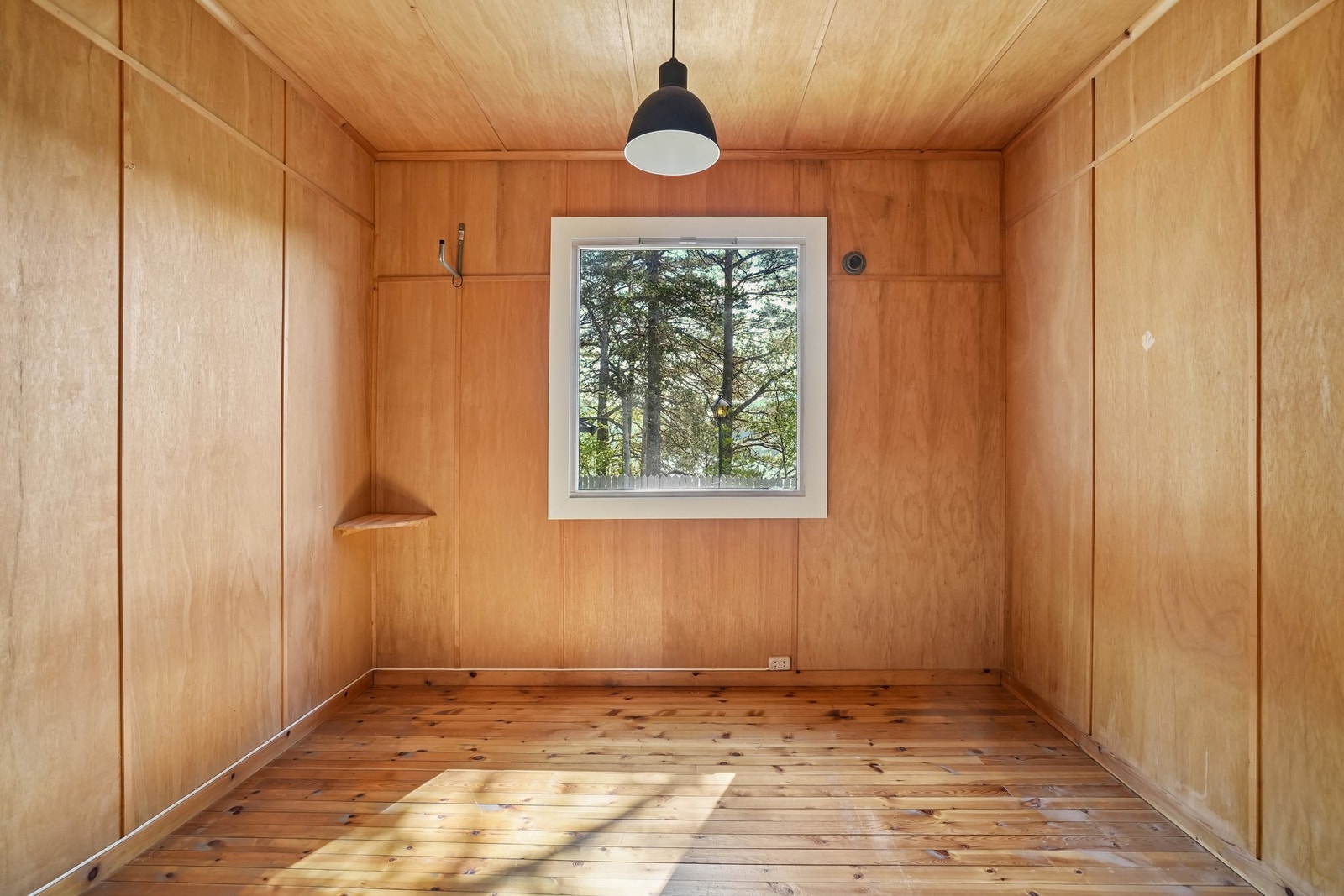 Soverom med plass til seng og nattbord. Galleribilde