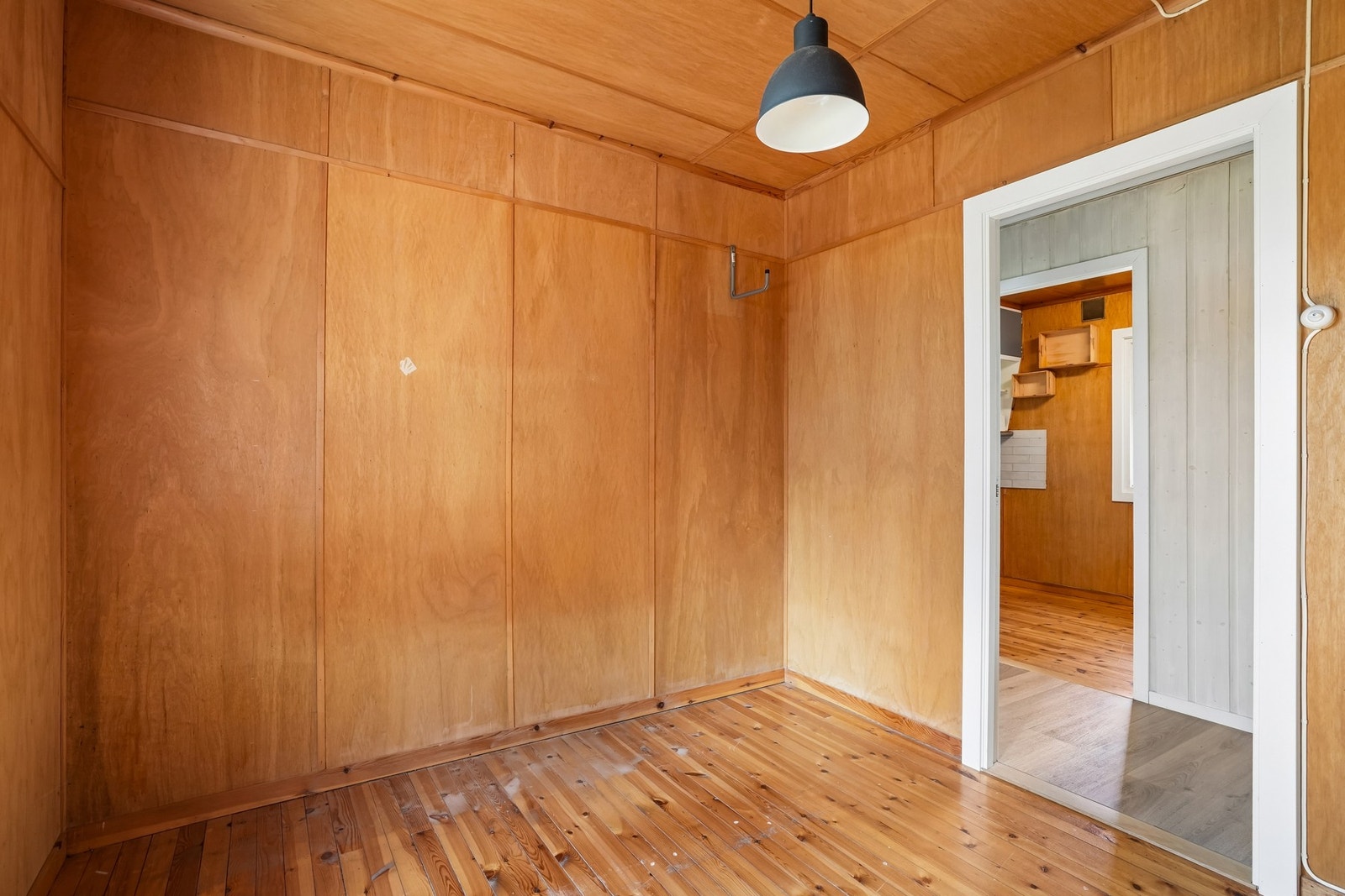 Det er overflater av tre på vegger, gulv og i himling. Galleribilde