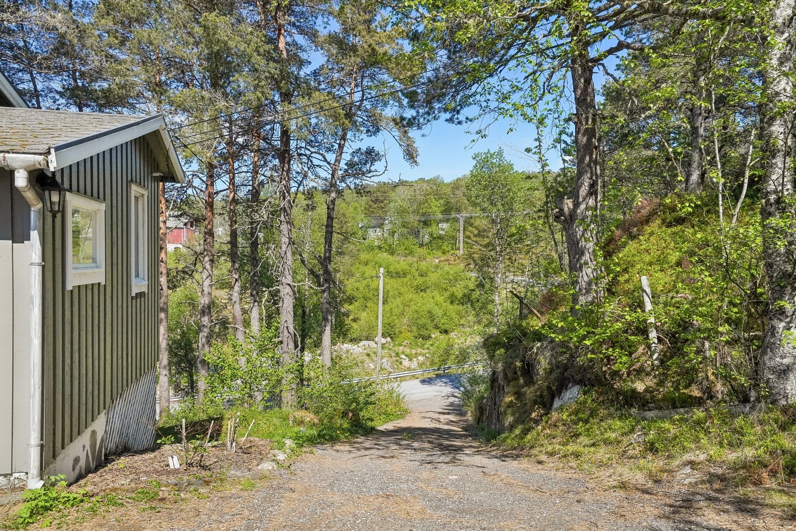 Eiendommen ligger i relativt skrånende terreng opparbeidet med gruset tilkomstvei. Galleribilde