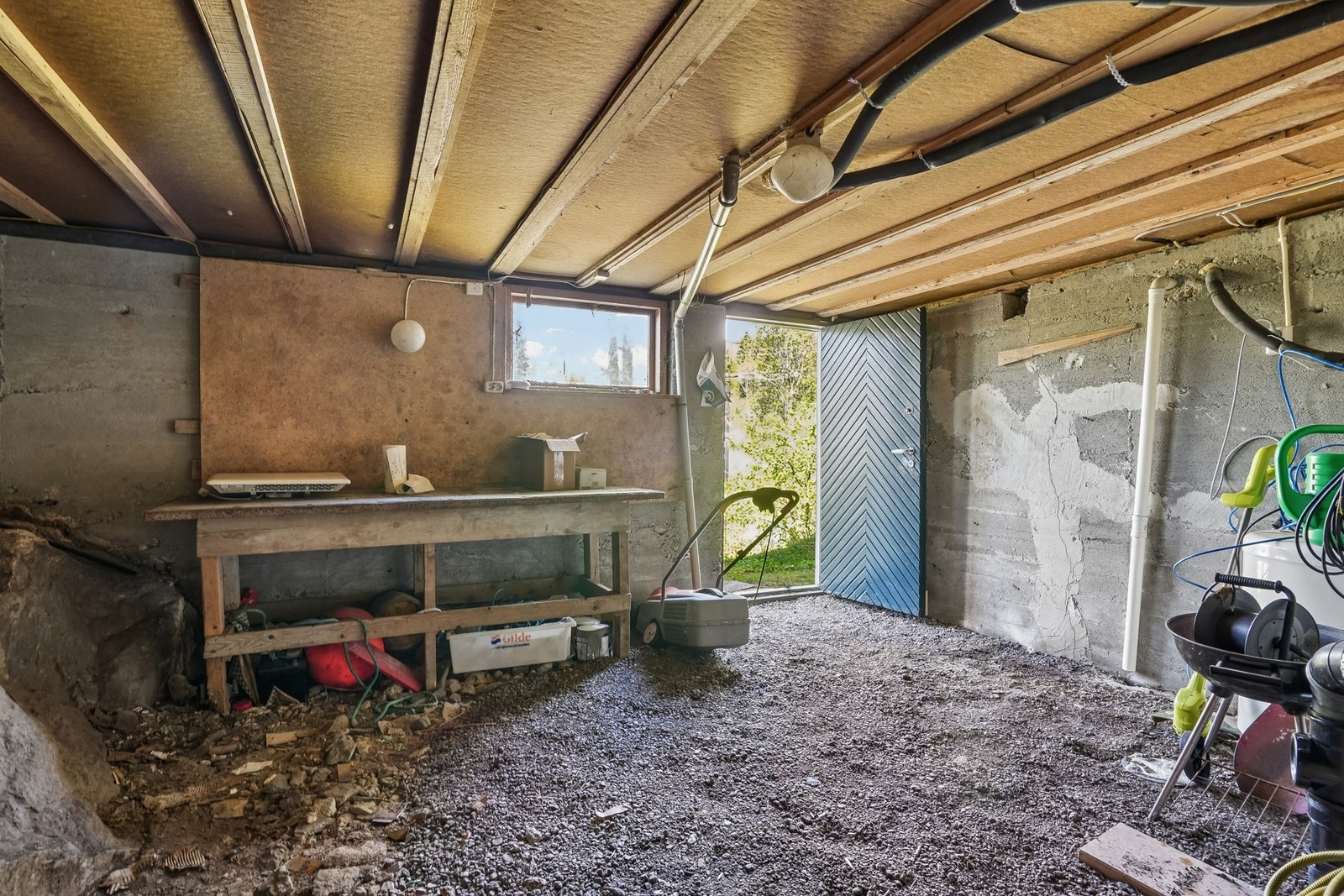 Uinnredet kjellerrom. Varmtvannstank er plassert her. Galleribilde