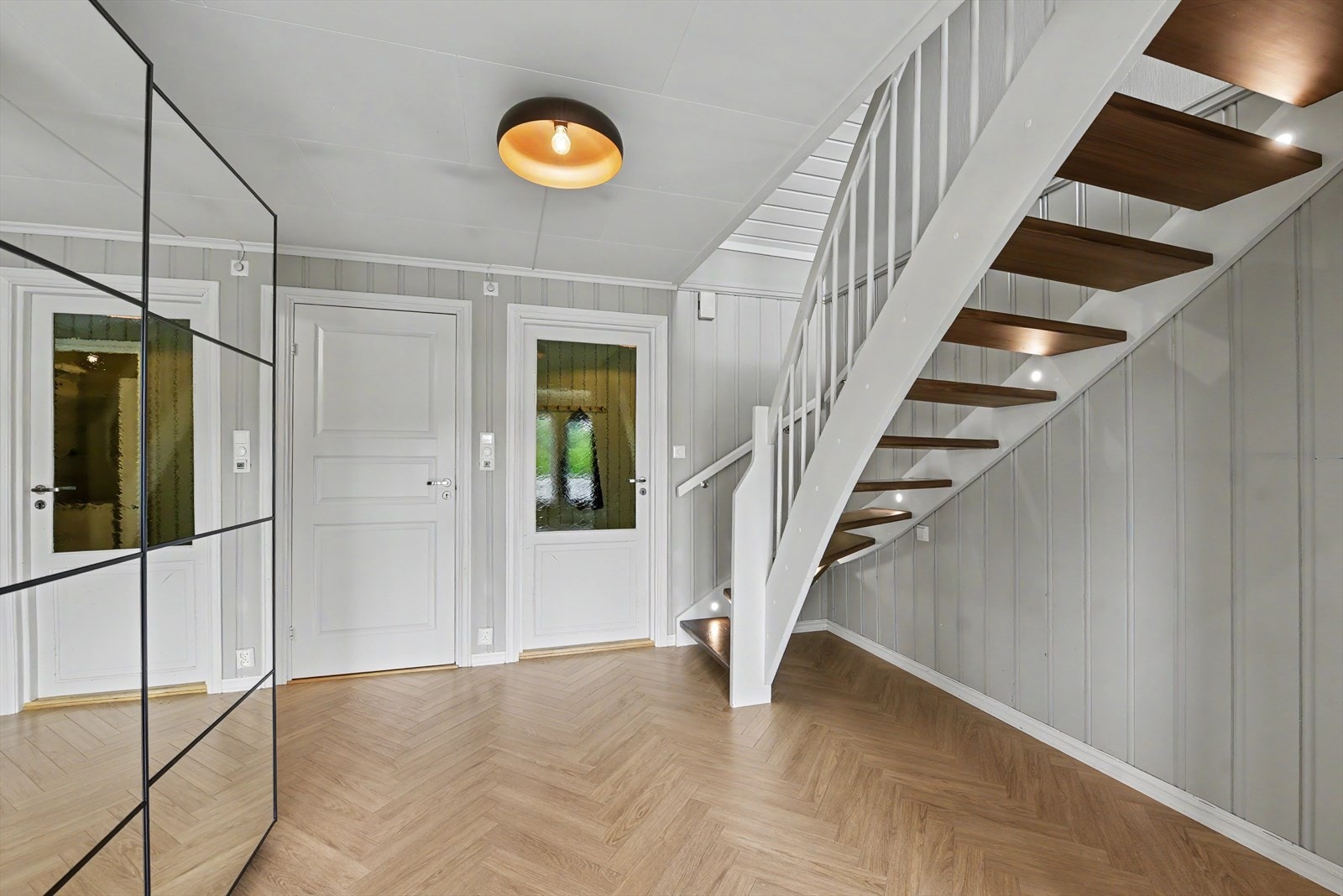 Fra hallen fører en elegant trapp med integrert belysning opp til andre etasje. Galleribilde