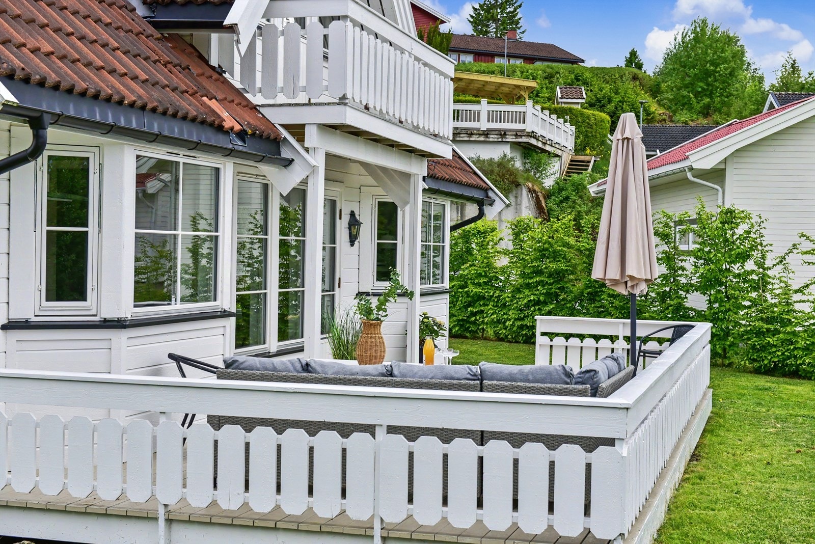 Terrassen er romslig og har god plass til en stor sittegruppe for sosiale sammenkomster. Galleribilde