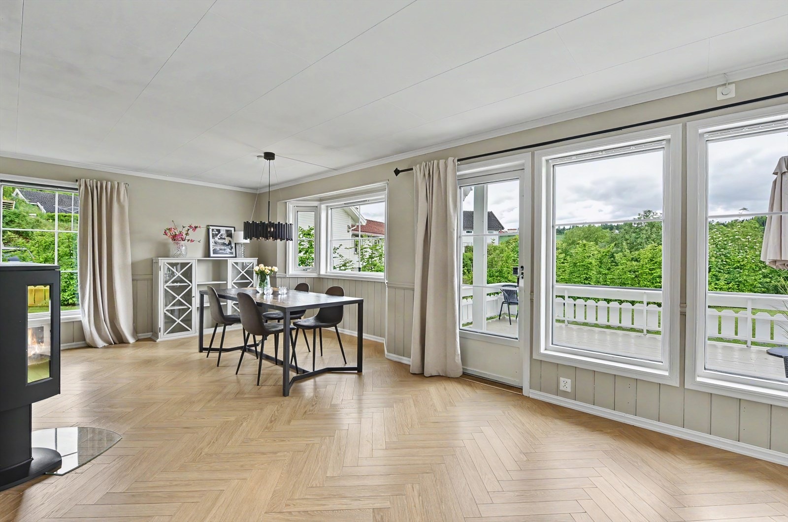 Stuen er romslig og har plass til både en stor spisestue og en separat sofagruppe. Galleribilde