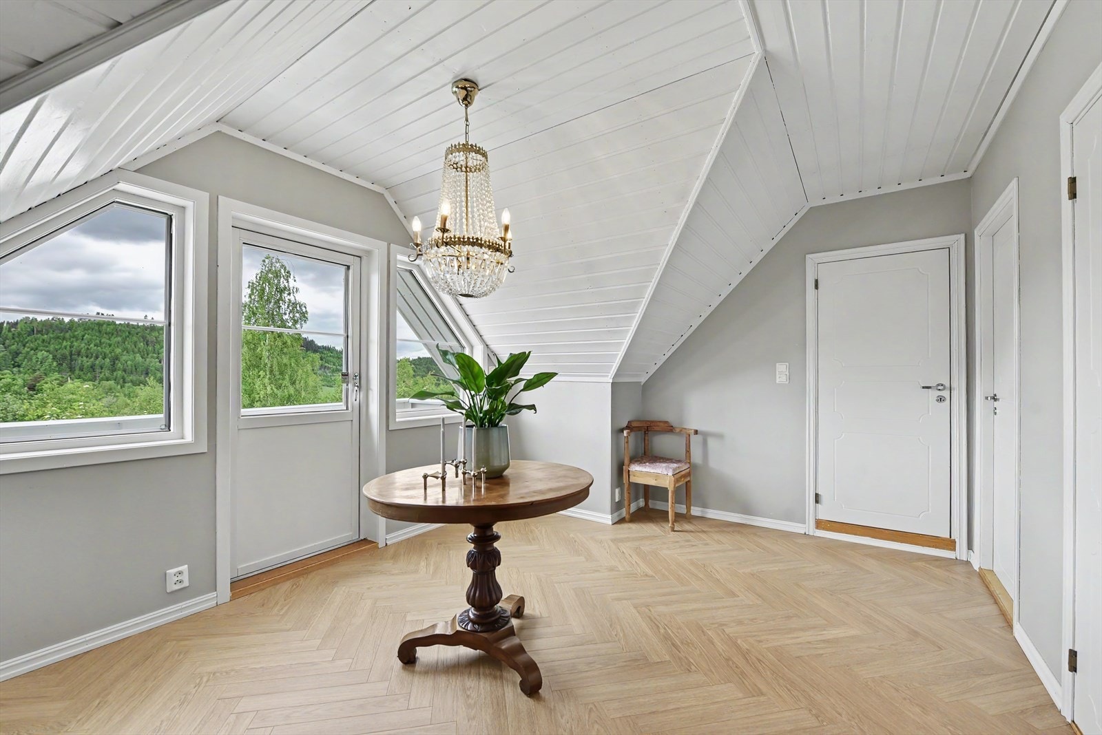 I andre etasje finner du en lys og luftig loftstue med utgang til balkong. Galleribilde
