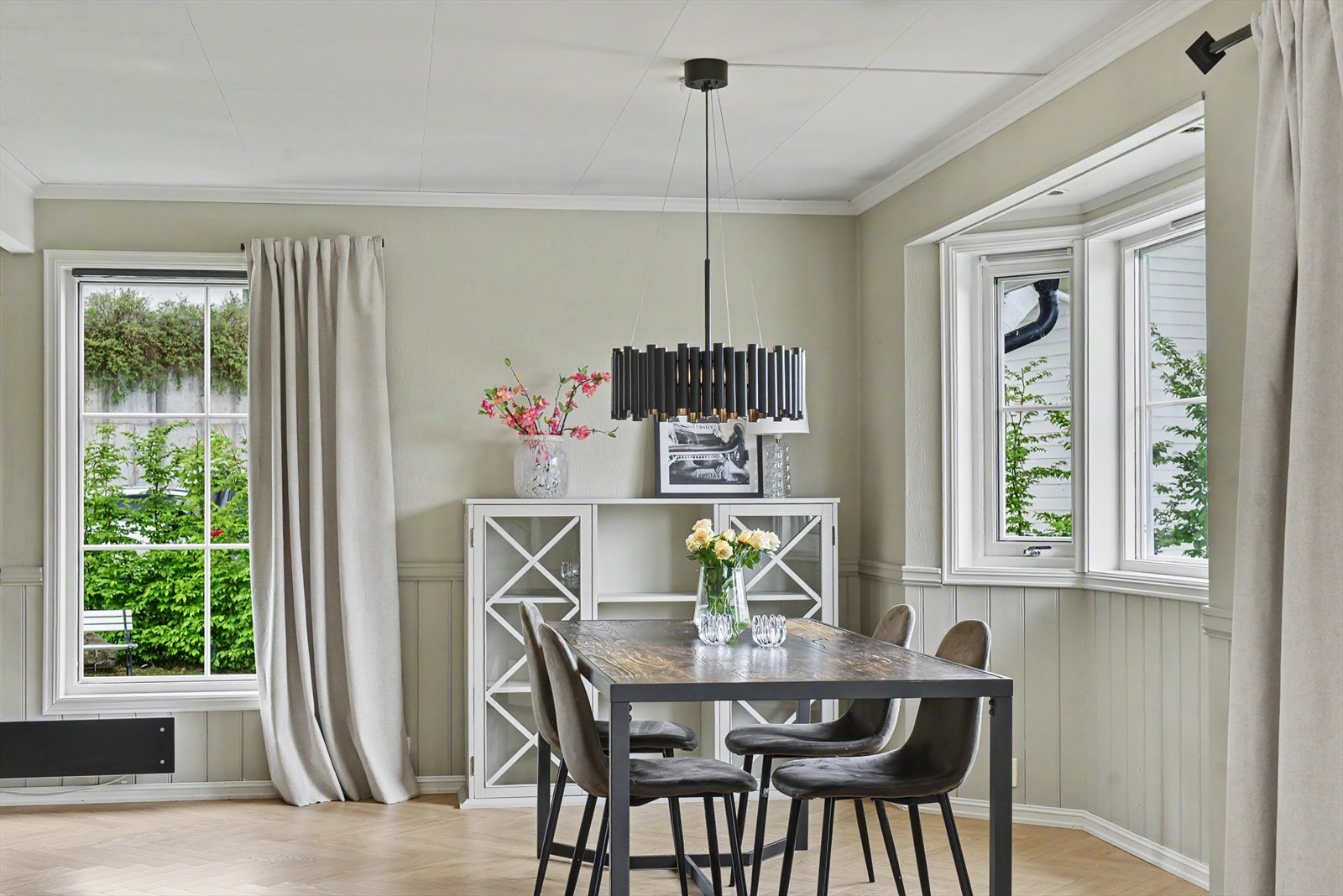 Store vindusflater i stuen slipper inn rikelig med dagslys. Galleribilde