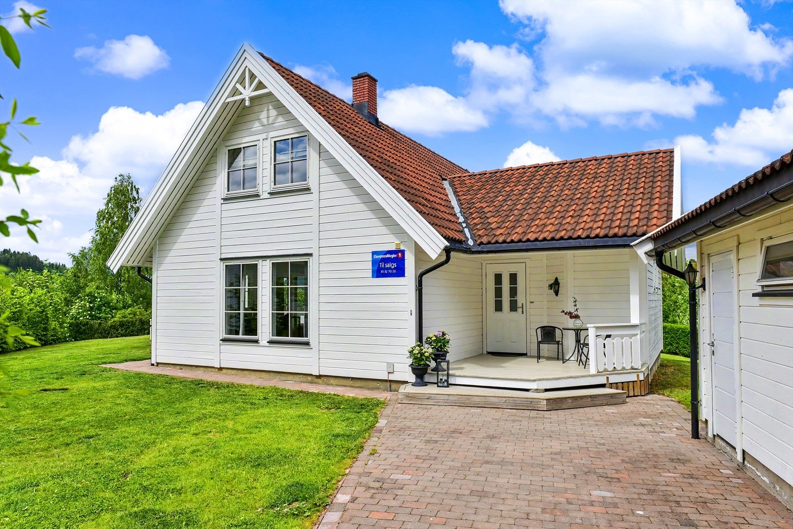 Boligen og garasjen danner et helhetlig og innbydende tun. Galleribilde