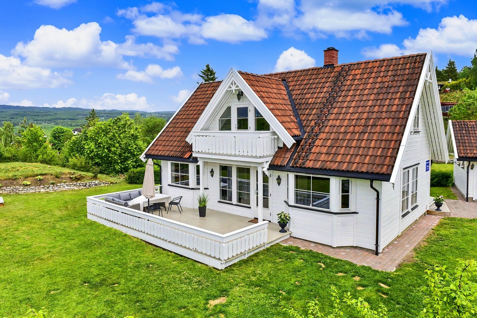 En klassisk enebolig med en stor, skjermet terrasse og hage. Her er det god plass for både voksne og barn. Galleribilde