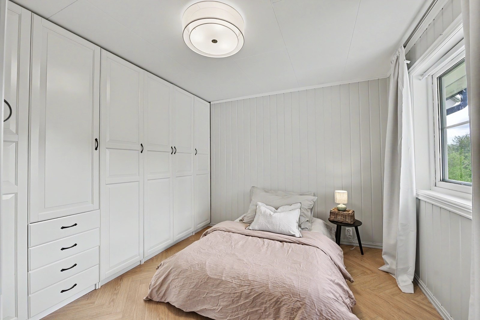 Soverommet i første etasje har en stor garderobeløsning med rikelig oppbevaringsplass. Galleribilde