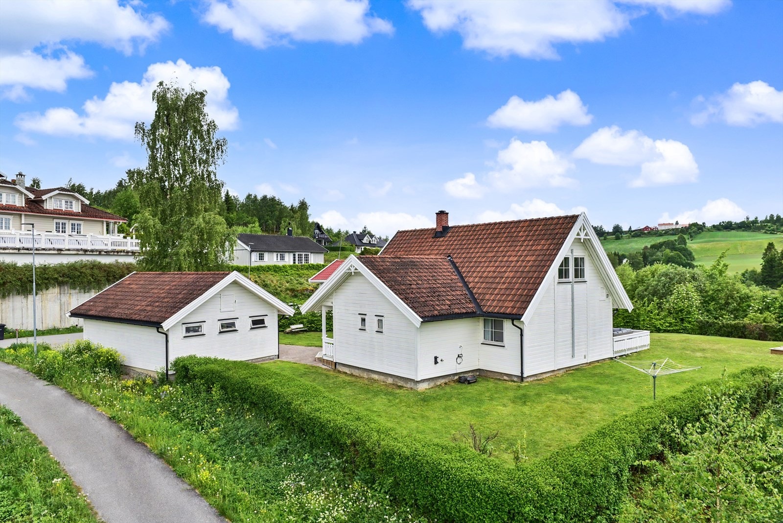 Oversikt over eiendommen med bolighus og garasje. Galleribilde