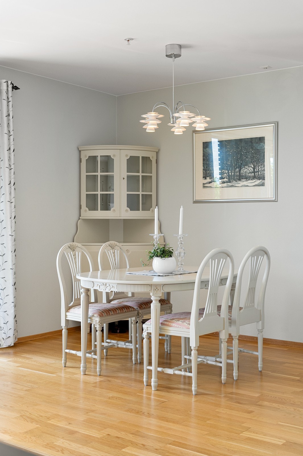 Spiseplassen gir en naturlig ramme for hyggelige middager og samvær med venner og familie. Galleribilde