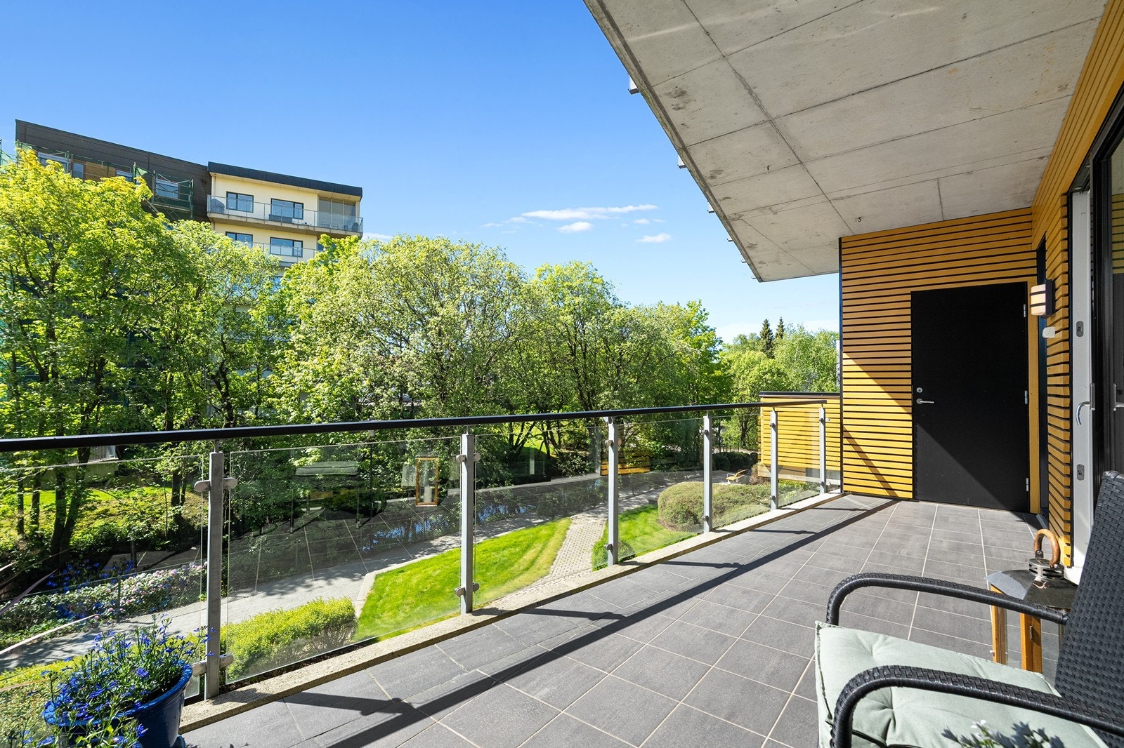 Flislagt terrasse med gode solforhold og flott utsikt mot Bryneånå og pent opparbeidet fellesareal. Galleribilde