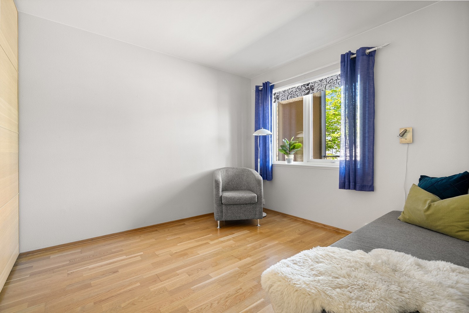 Soverom 2 er innredet med en stor garderobe med skyvedører i eikeutførelse. Galleribilde