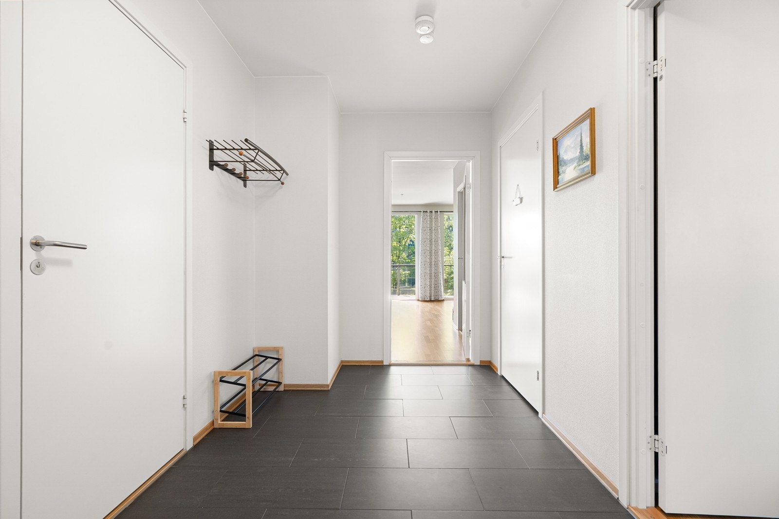 Fra entréen er det tilgang til alle leilighetens rom, noe som gir en praktisk og funksjonell planløsning. Galleribilde