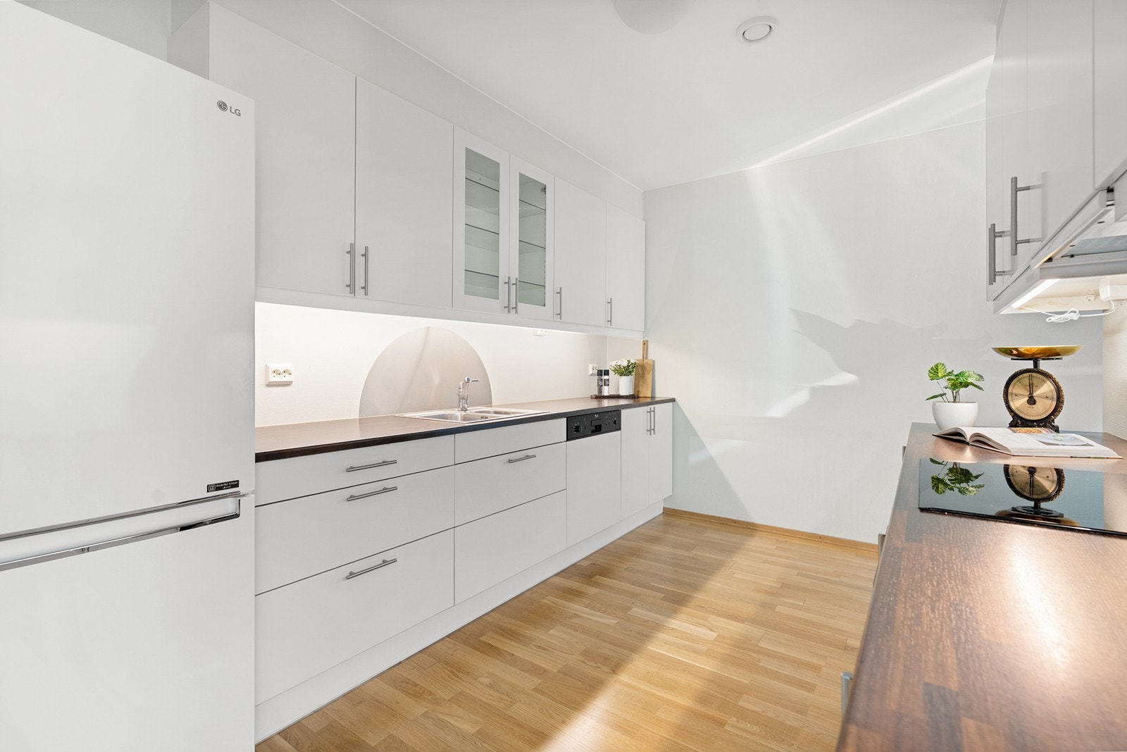 Kjøkkenet har innredning med glatte fronter og benkeplaten er av laminat. Galleribilde