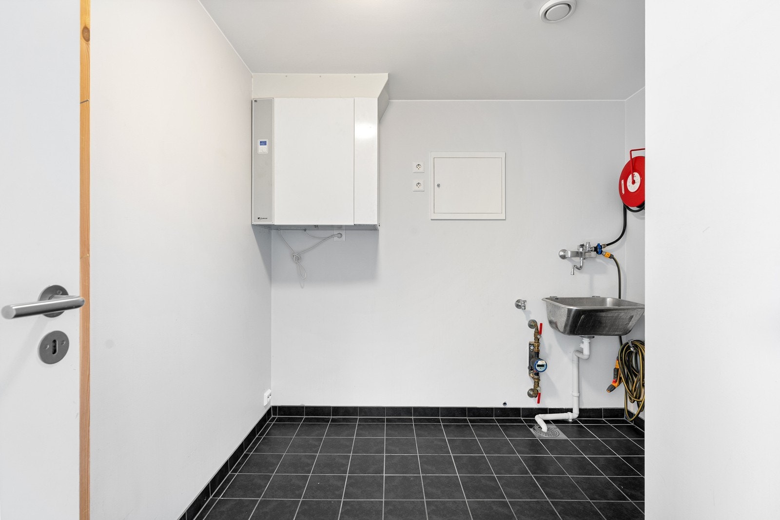 Leiligheten har eget vaskerom - opplegg for vaskemaskin og utslagsvask, samt flislagt gulv som er både slitesterkt og lett å holde rent. Elektriske varmekabler i gulvet. Galleribilde