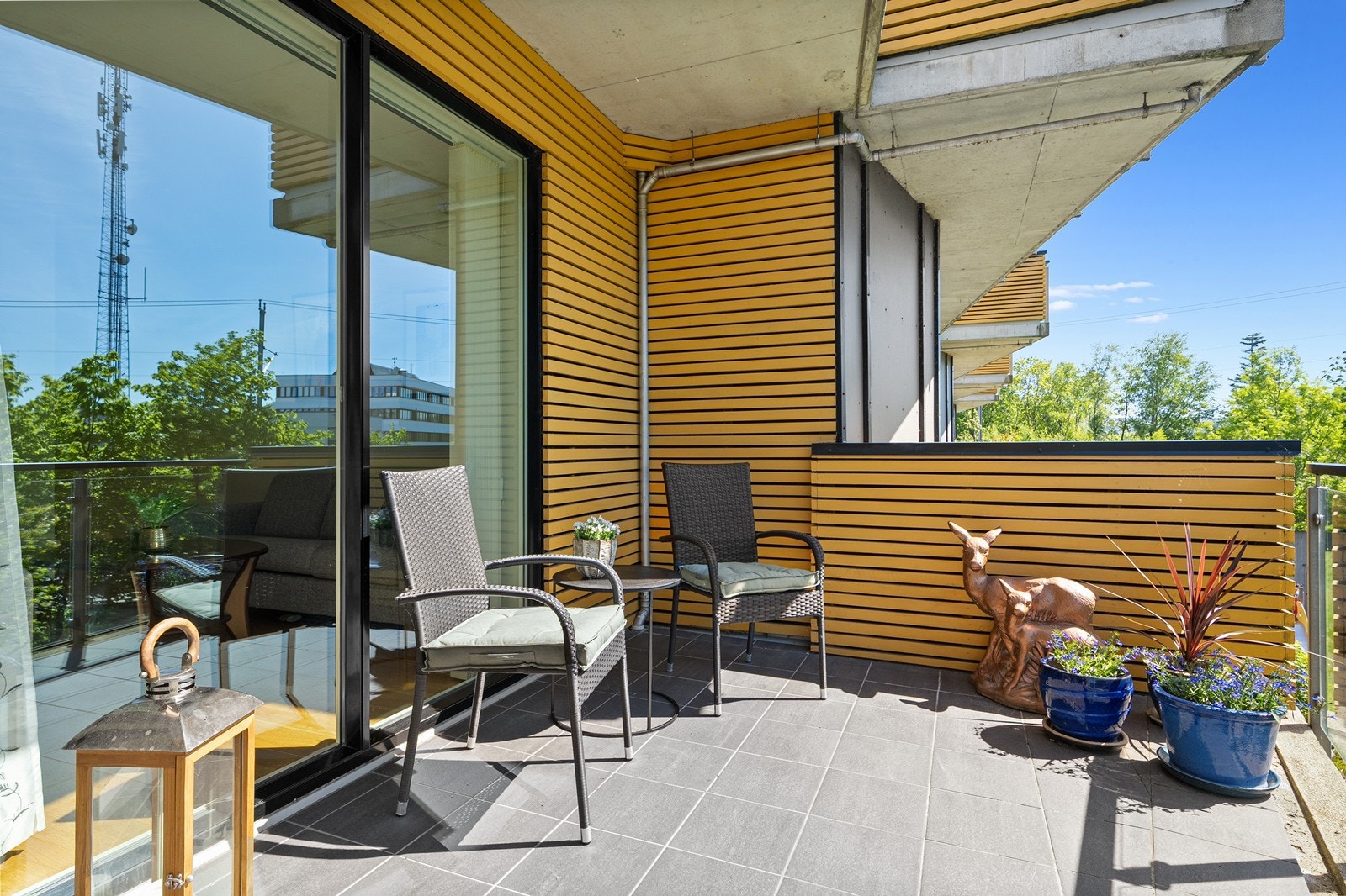 På terrassen er det også utvendig bod - perfekt for praktisk oppbevaring. Galleribilde