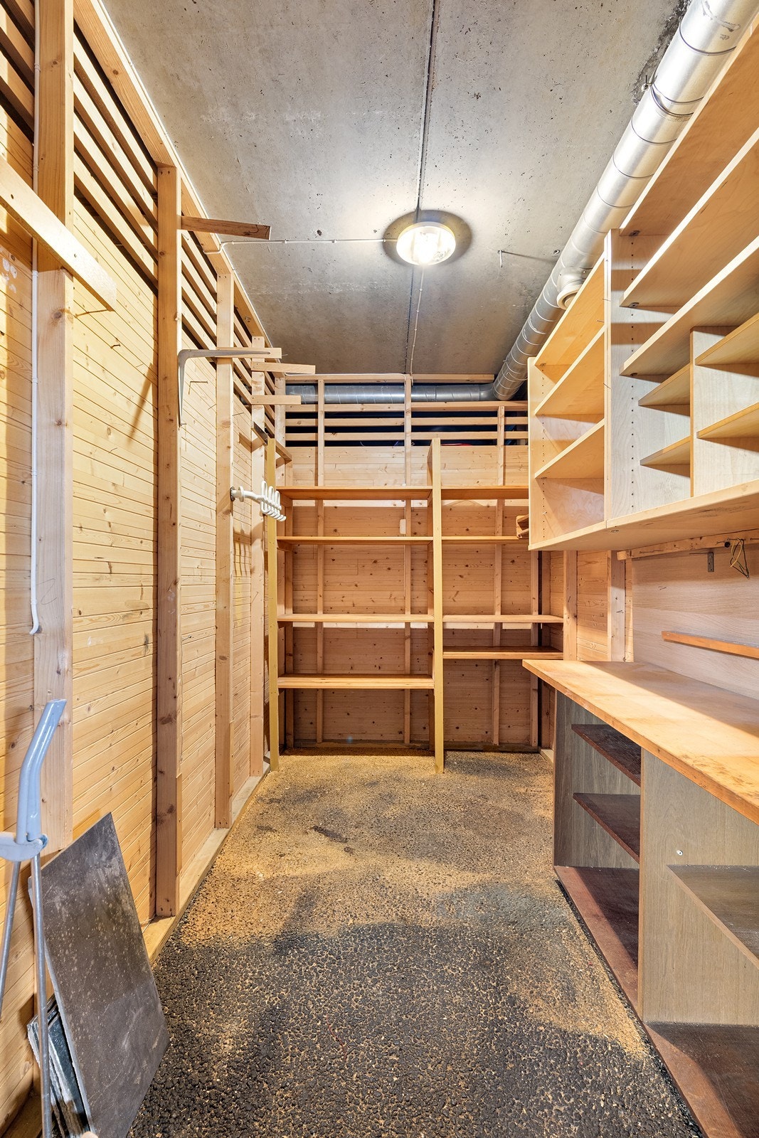Bod i parkeringskjeller. Galleribilde