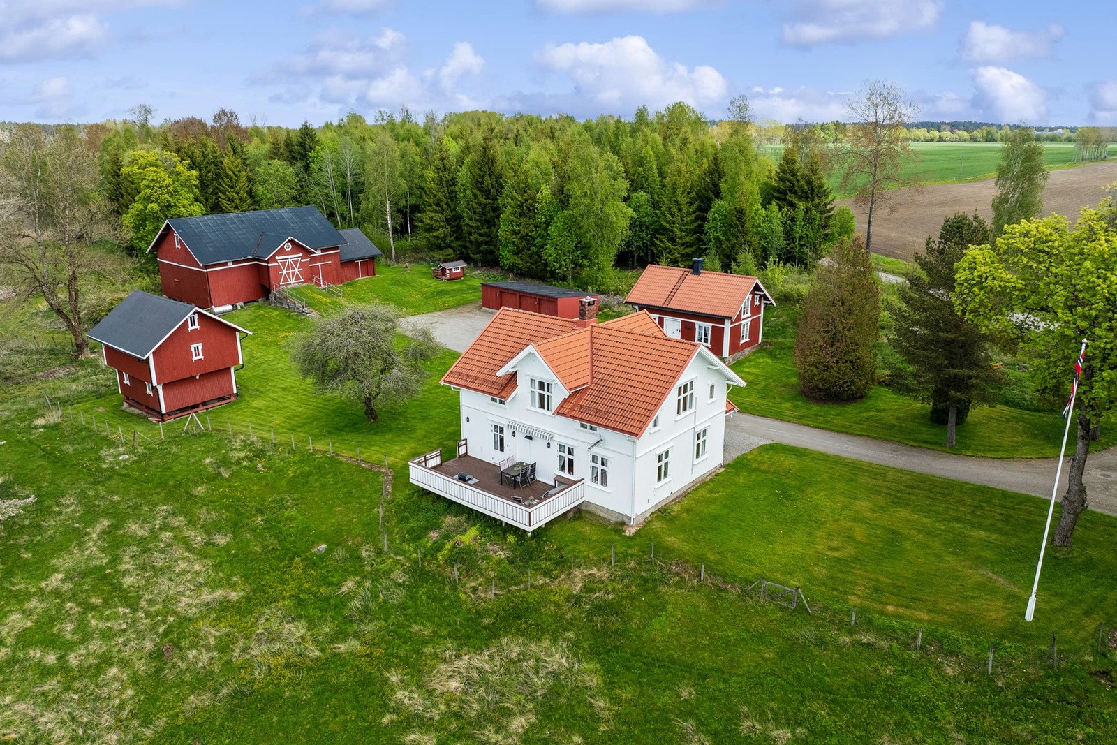 Haugen Gård er en historisk gård med en flott, landlig beliggenhet bare 5 km. nord for Askim sentrum. Galleribilde