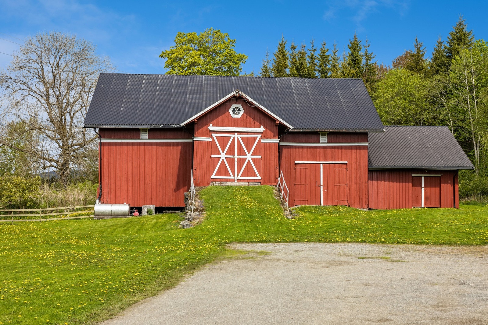 Det er tregulv og jordgulv i låven. Stallen er bygget opp med laftede vegger og støpt gulv. Bygget har en eldre standard. Galleribilde