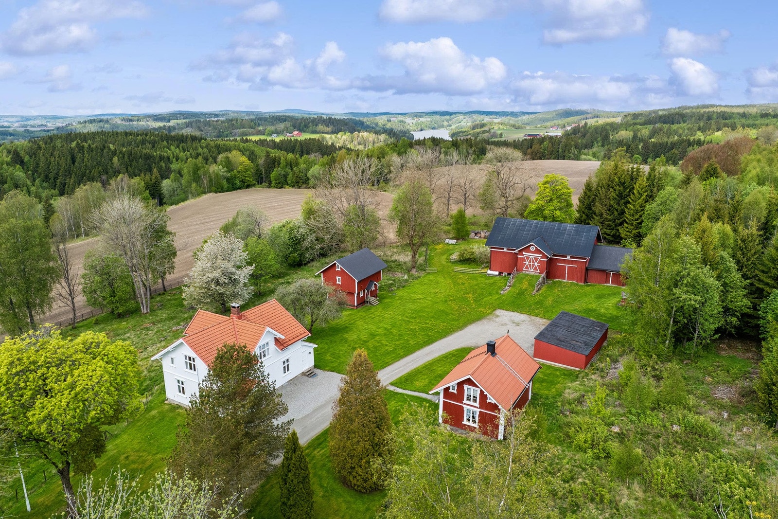 Tunet har et klassisk gårdspreg med våningshus fra rundt 1900, bryggerhus, driftsbygning, stabbur og garasje. Galleribilde