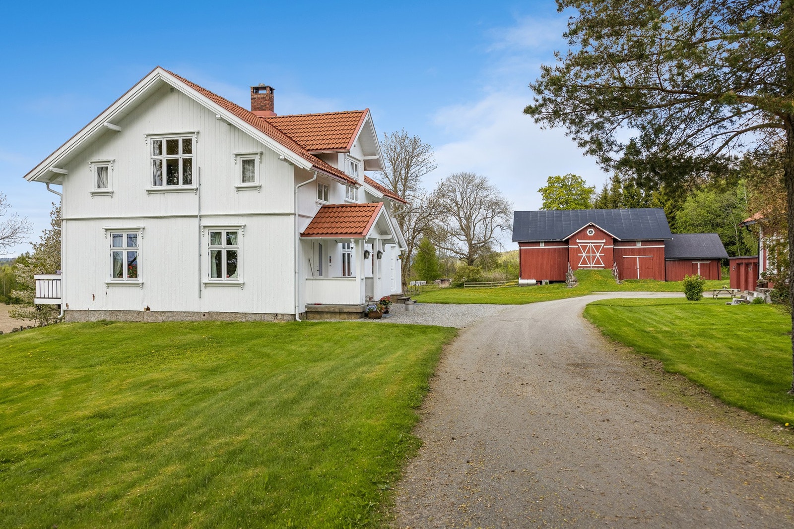 Våningshuset har et bruksareal på 210 kvm. og byr på romslige arealer. Galleribilde