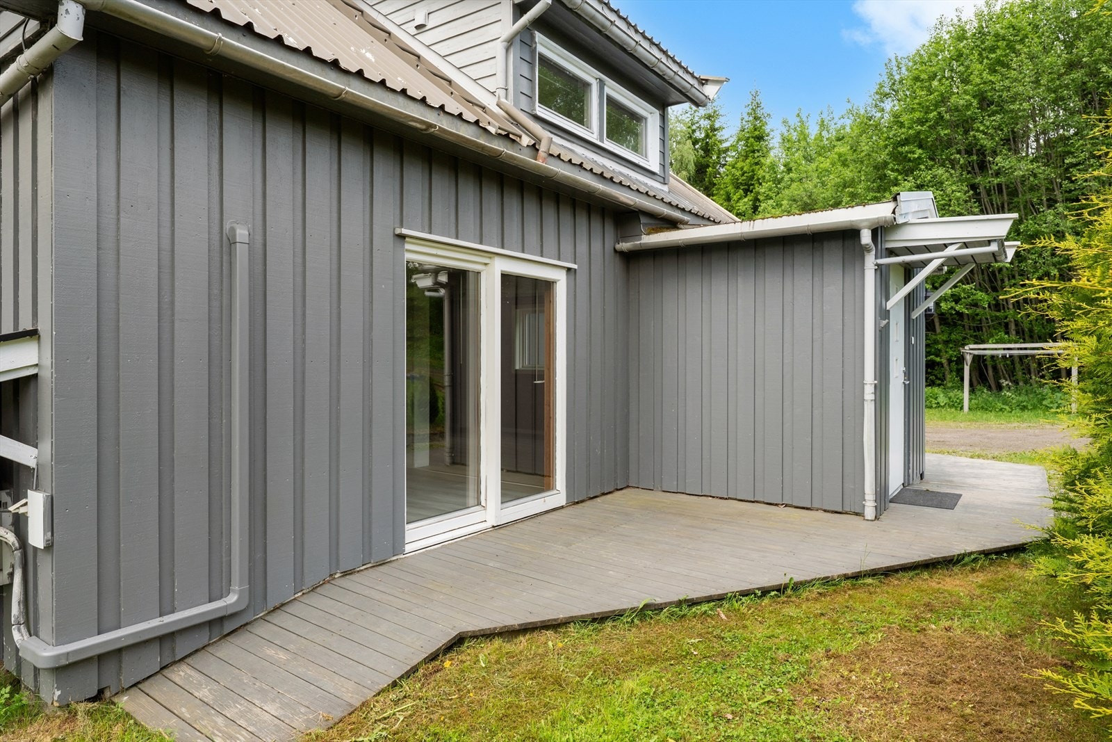 Uteplass med direkte utgang fra spisestuen, som utvider boligens sosiale soner på sommerstid. Galleribilde