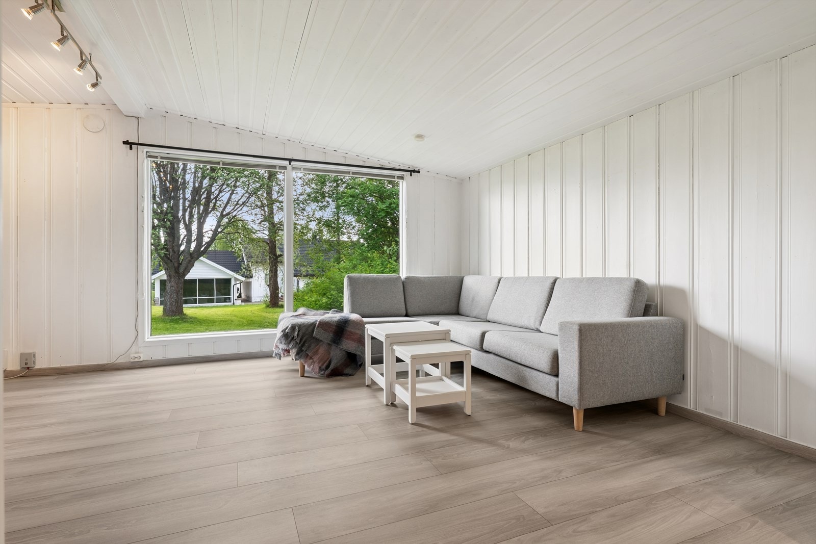 Her er det gode møbleringsmuligheter og rikelig med plass til å samle familie og venner til hyggelige sammenkomster. Galleribilde