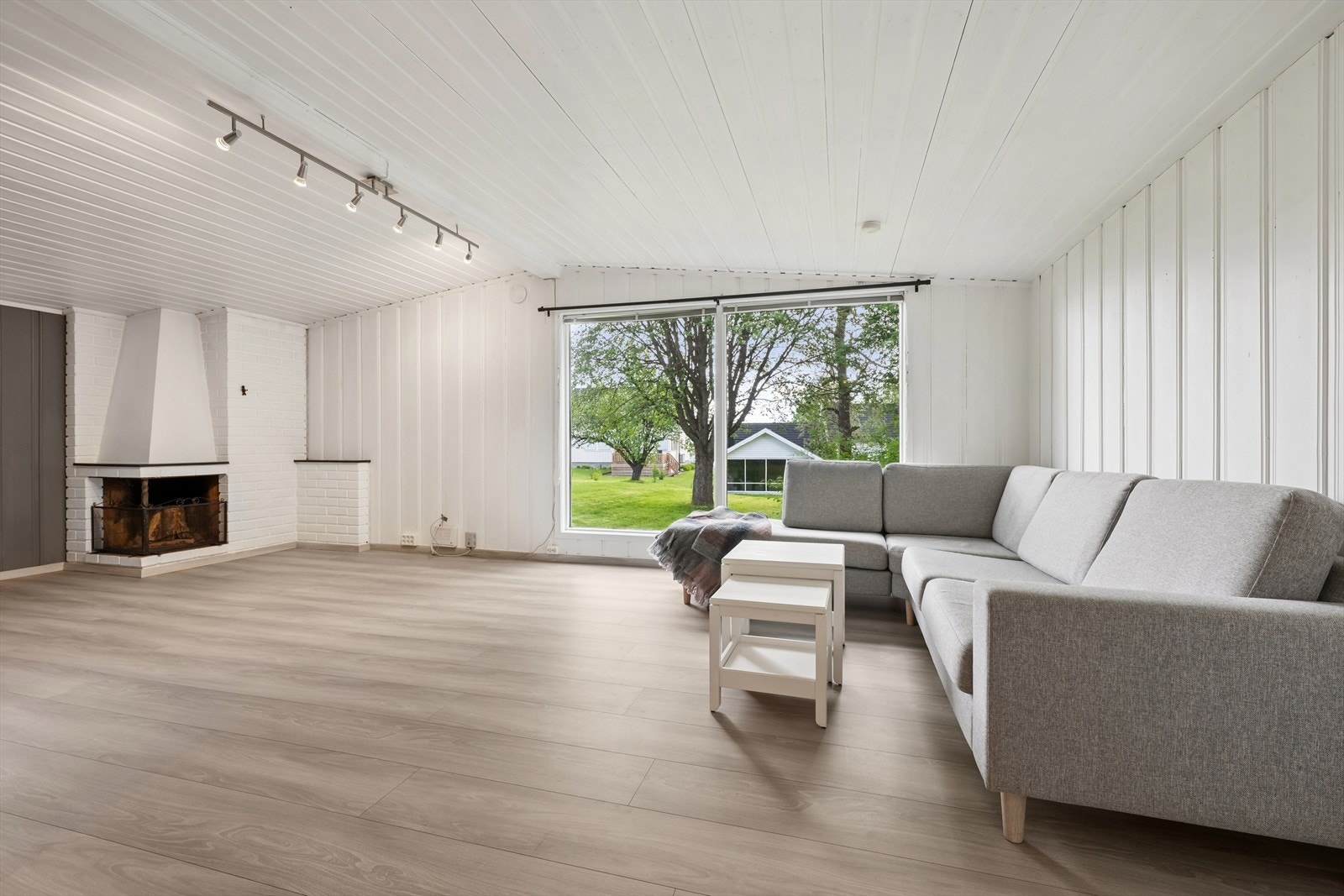 Stuen er romslig og har en åpen peis som tilfører rommet både sjarm og karakter. Galleribilde