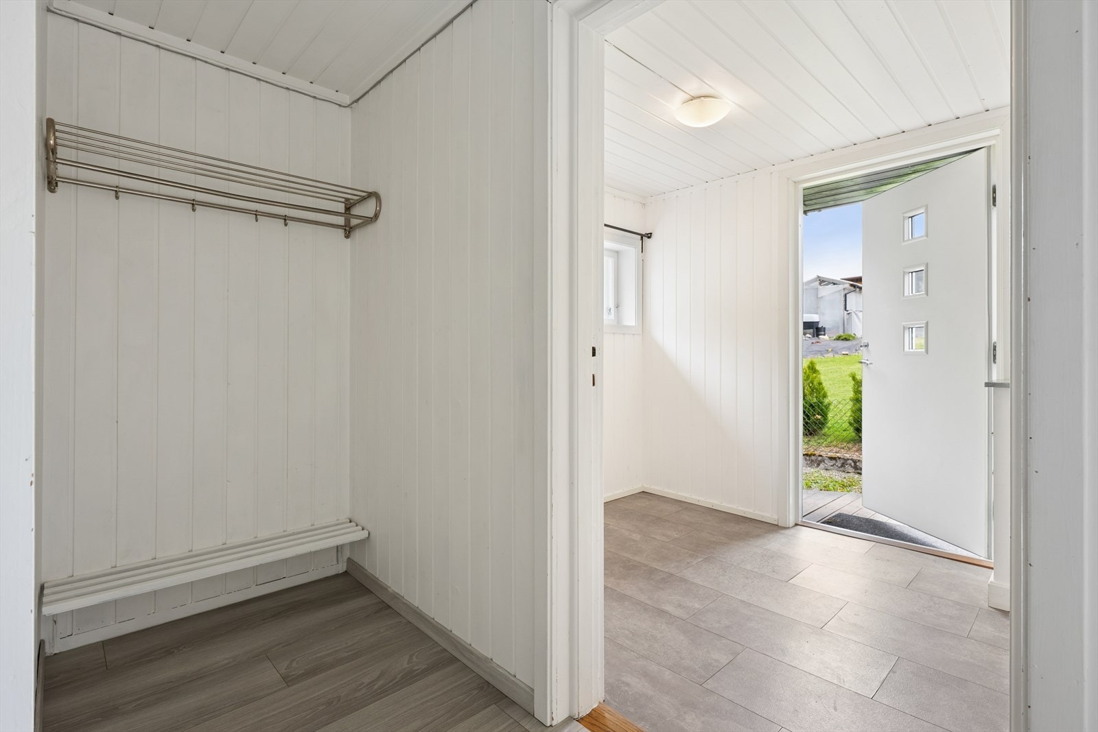 Fra vindfanget kommer du inn i en gang som knytter boligens rom i 1. etasje sammen. Galleribilde