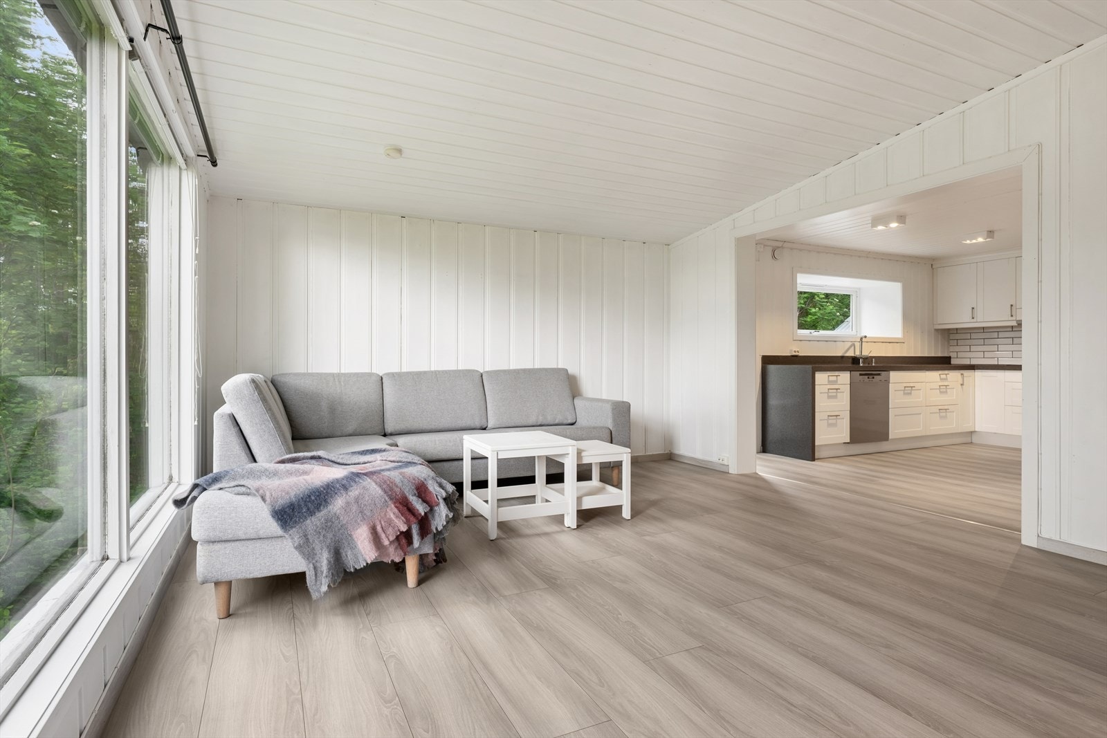 Stuen har lysmalte vegger og enkelte fondvegger malt i et moderne fargevalg. Galleribilde