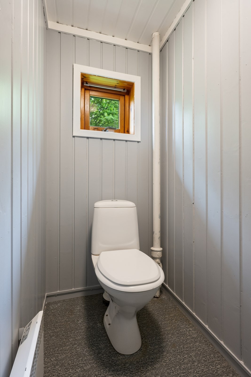 Separat toalettrom med WC og servant, plassert praktisk i tilknytning til gangen, vegg-i-vegg med baderommet. Galleribilde