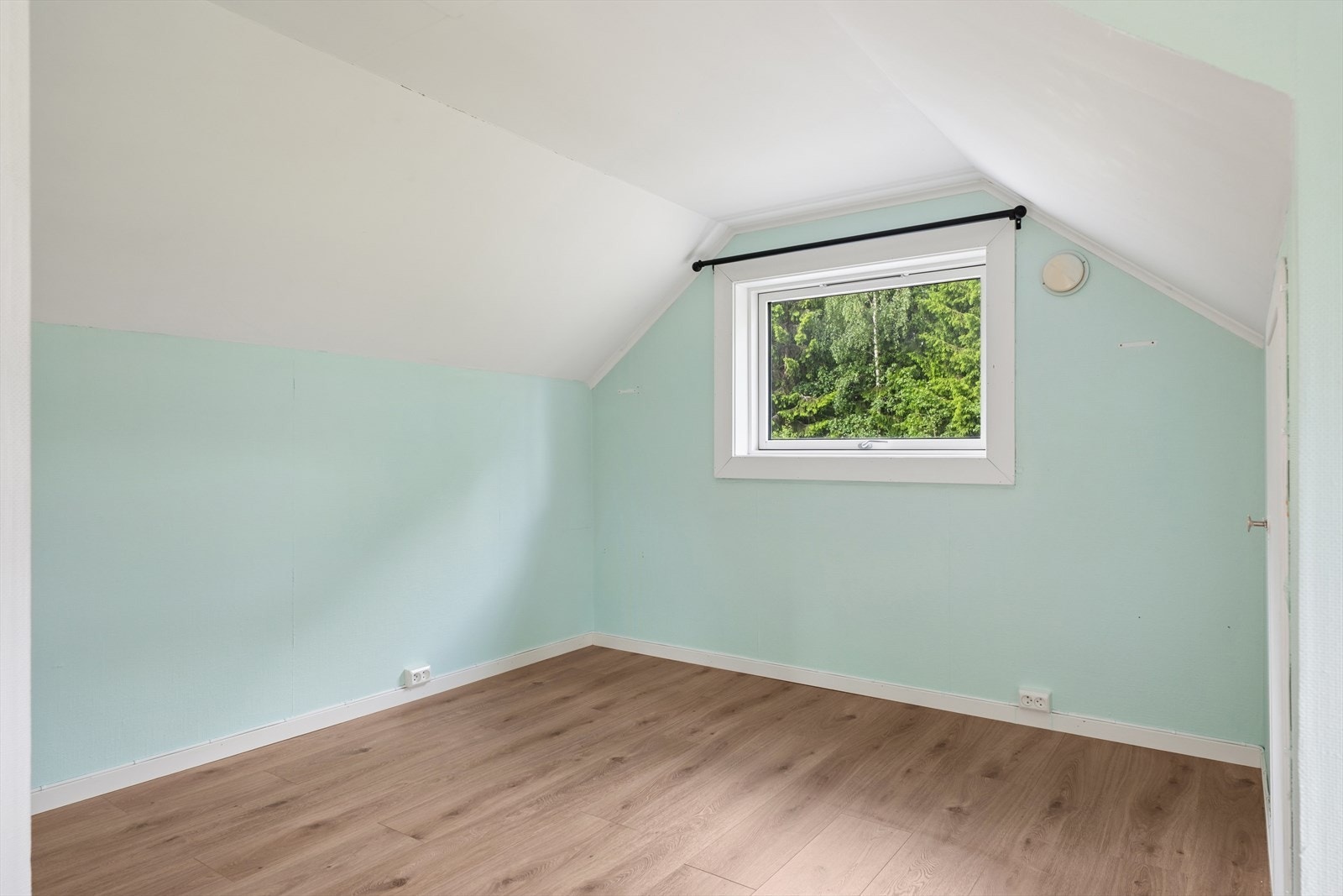 Dette rommet har også plassbygd garderobeløsning. Galleribilde