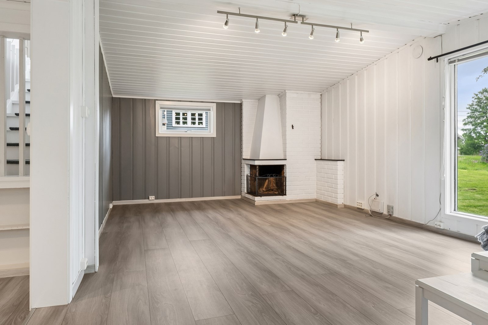 De store vindusflatene gir godt med naturlig lys. Galleribilde