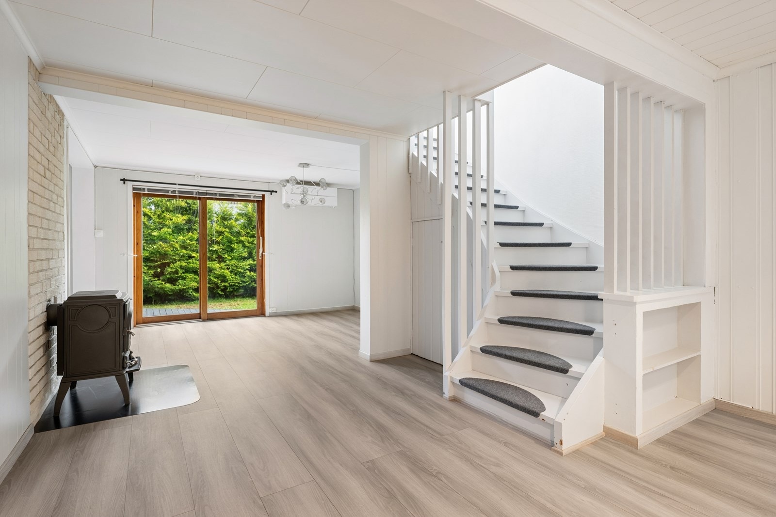 Trappen med tette trinn binder boligens 1. og 2. etasje sammen. Galleribilde
