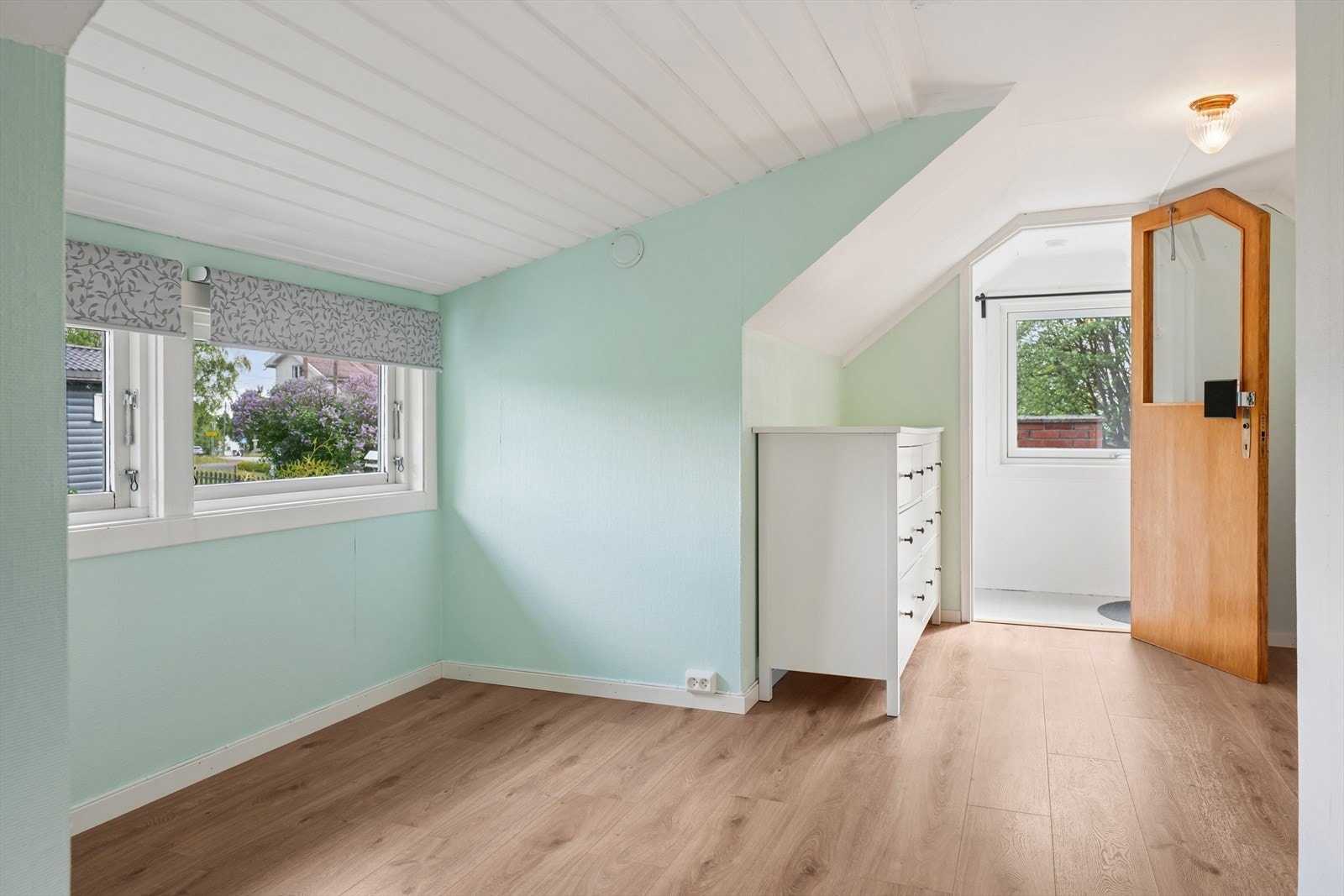 I 2. etasje finner du boligens tredje soverom, med skråtak og kryploft/kneloft på siden. Galleribilde