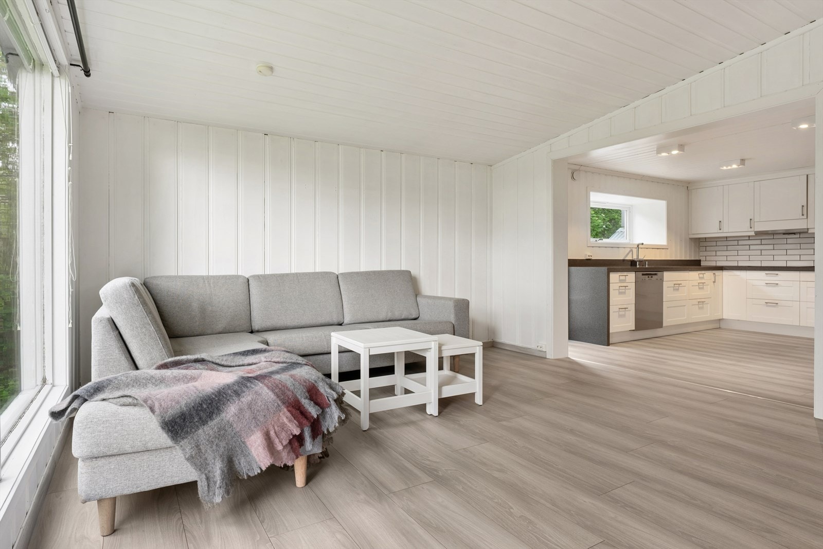 Fra stuen er det åpen adkomst til kjøkkenet, noe som skaper en sosial og luftig sone. Galleribilde