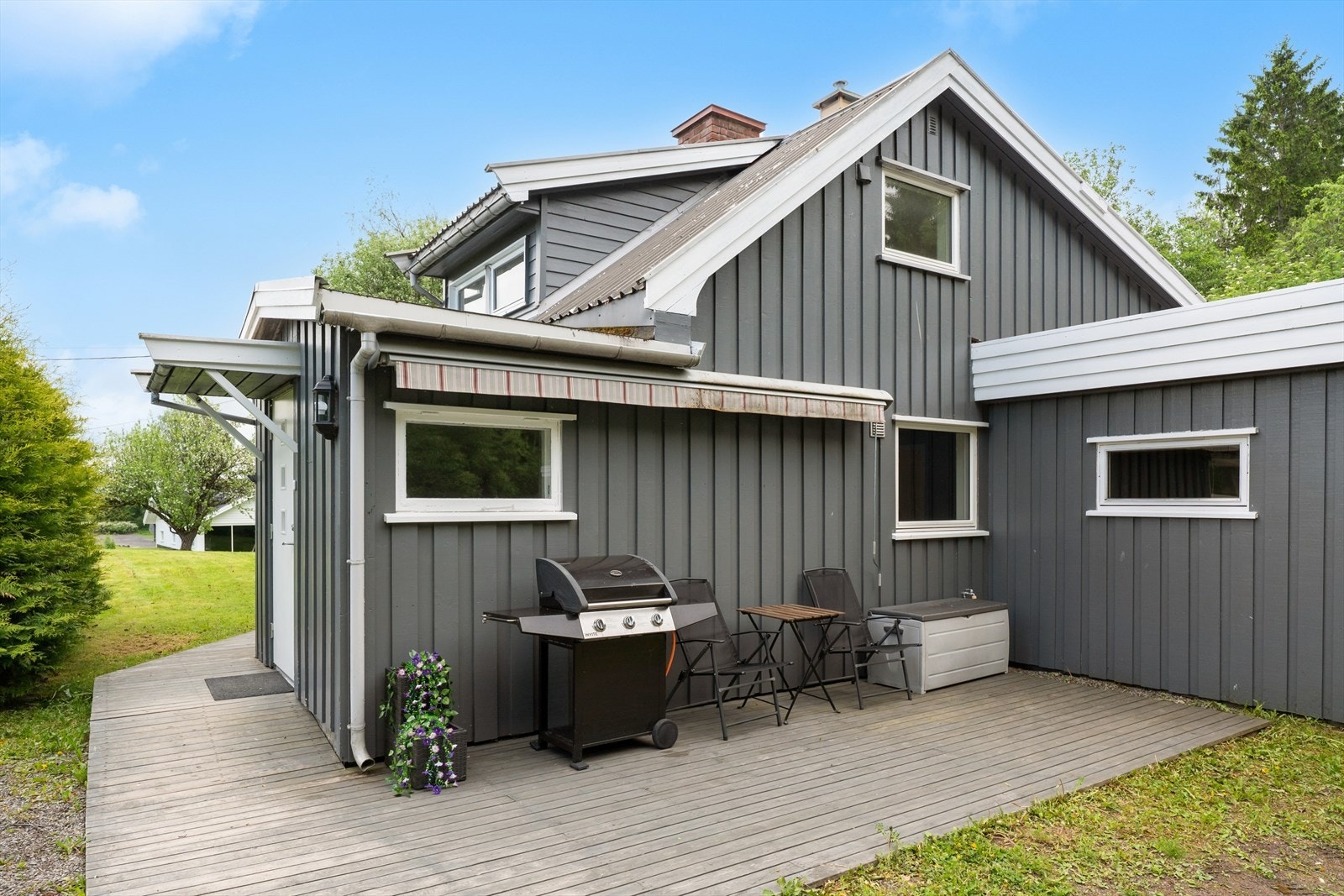 Ved inngangspartiet er det en hyggelig uteplass med platting av tre og plass til både utemøbler og grill. Galleribilde