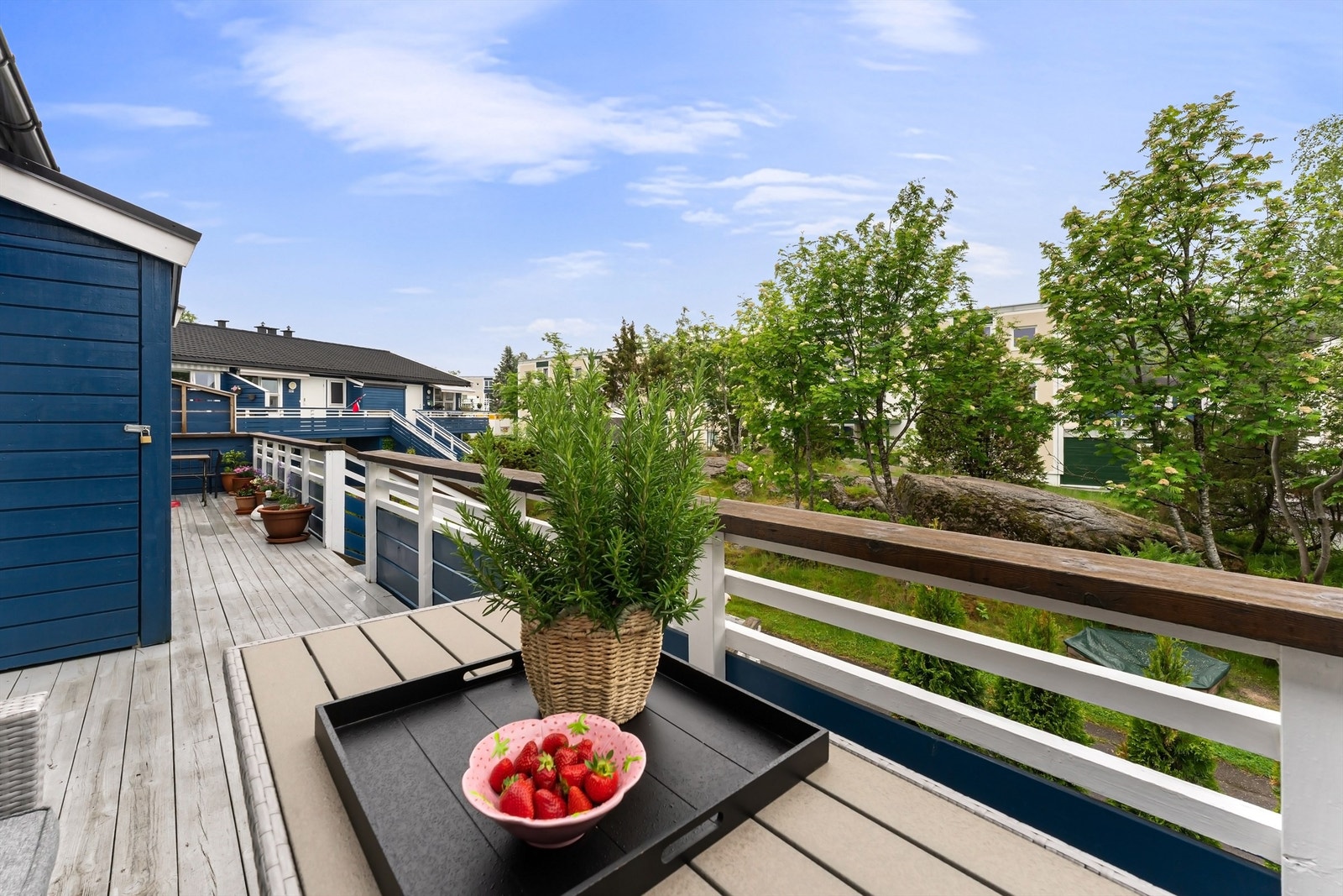 Ved entréen finner du en hyggelig sydvestvendt terrasse på 8 kvm. Her har du også en praktisk utebod Galleribilde