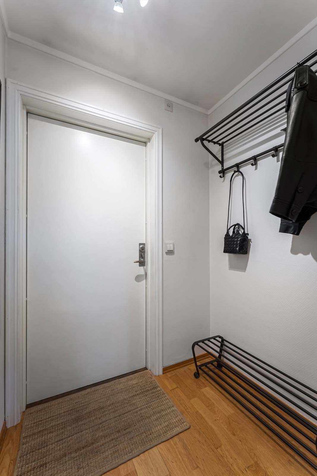 Innbydende entré med plass for yttertøy og sko Galleribilde