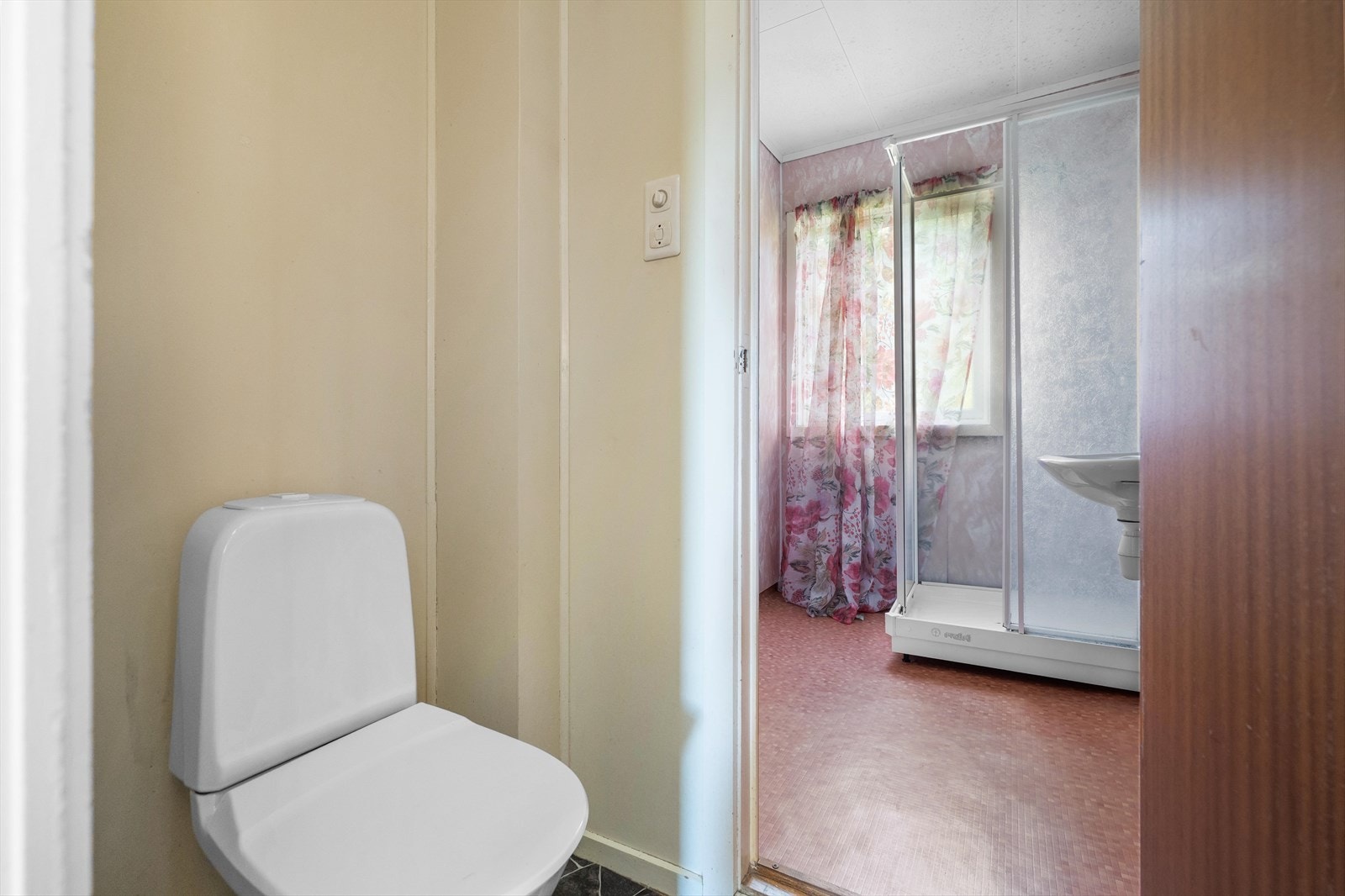 Fra hovedsoverommet kommer en rett inn på badet, men fra gangen når en toalettrommet først. Galleribilde