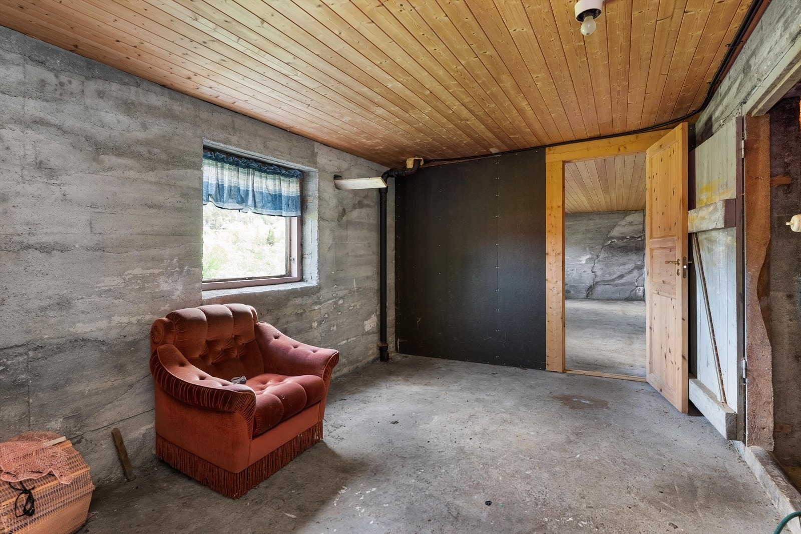 Den opprinnelig omsøkte planløsning var tenkt som vaskerom, arbeidsrom, matbod, vedbod, rom for redskaper og en hall hvor trappen fra første etasje kommer ned. Galleribilde