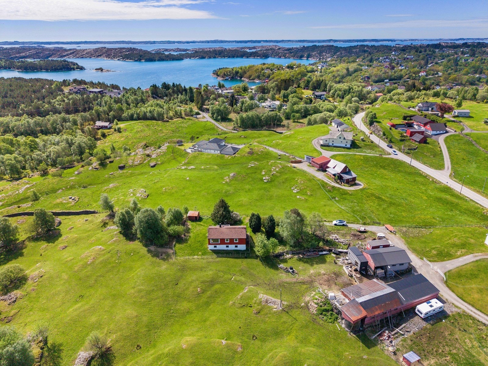 Om sjøen skulle trekke mer enn plenen er det rikelig med både badeviker og fiskemuligheter i gangavstand. Galleribilde