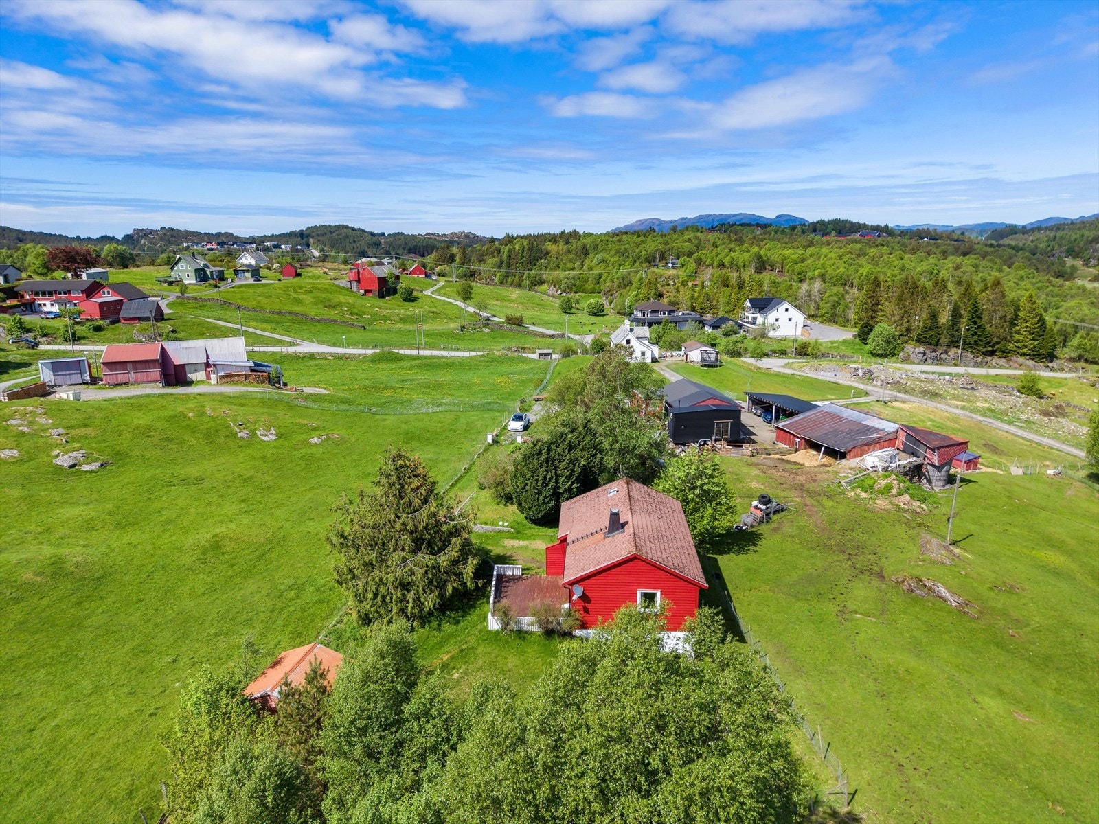 Kort vei til offentlig kommunikasjon, med busstopp kun noen minutters gange unna. Galleribilde