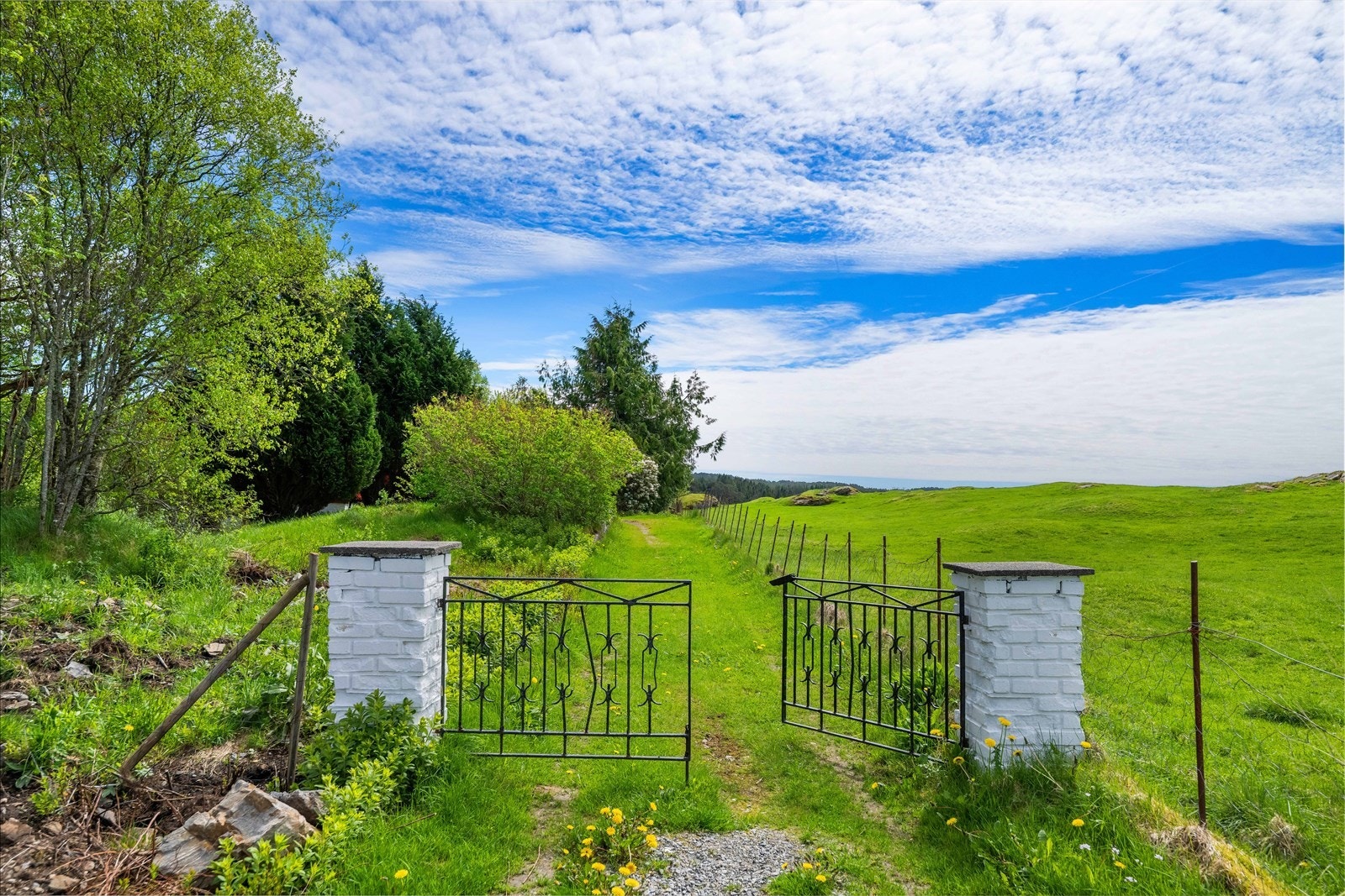 Velkommen inn på tunet til Kjerrgardsvegen 186. Galleribilde