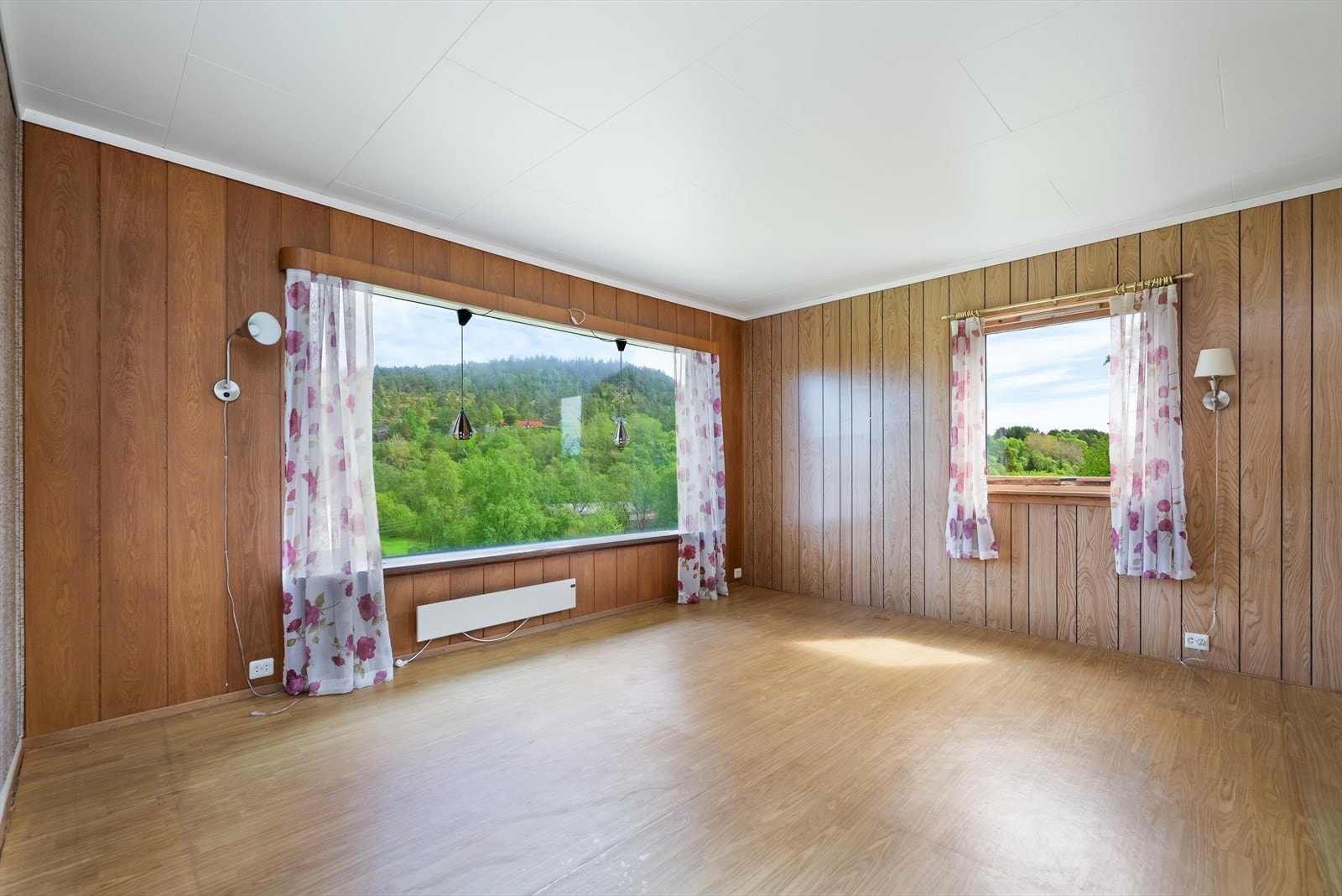 De store vindusflatene gir rikelig med naturlig lys, og ikke minst en flott utsikt over de omkringliggende grønne marker. Galleribilde