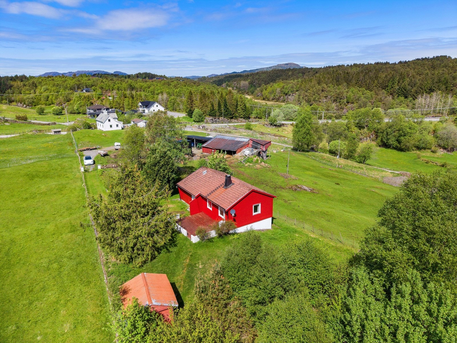 Eiendommen er omkranset av småbruk. Galleribilde