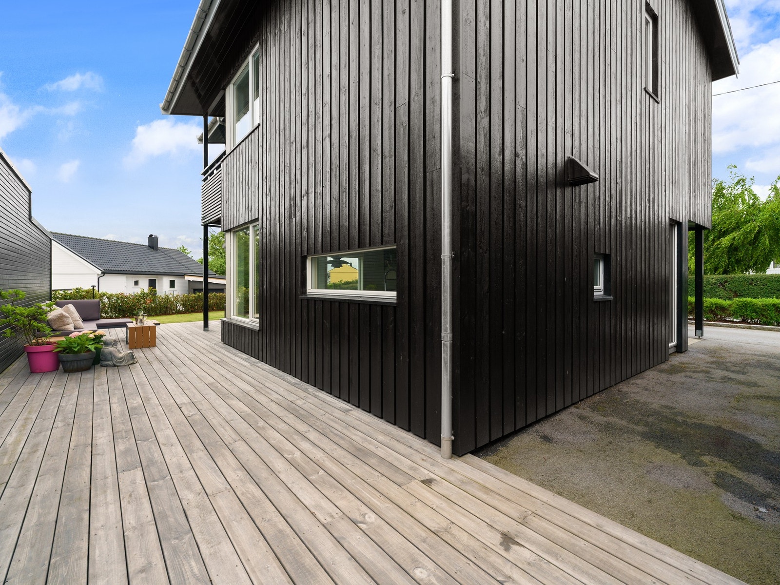 Uteområdet er en fin romforlengelse av stuen på varme sommerdager. Galleribilde